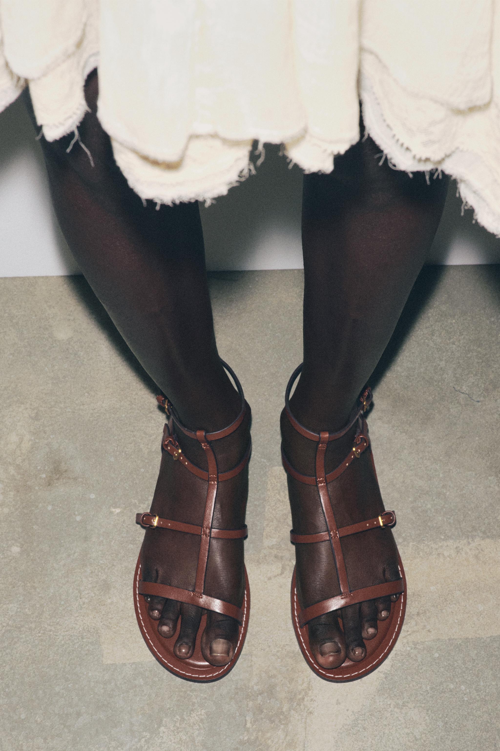 SANDALES À BRIDES ET BOUCLES